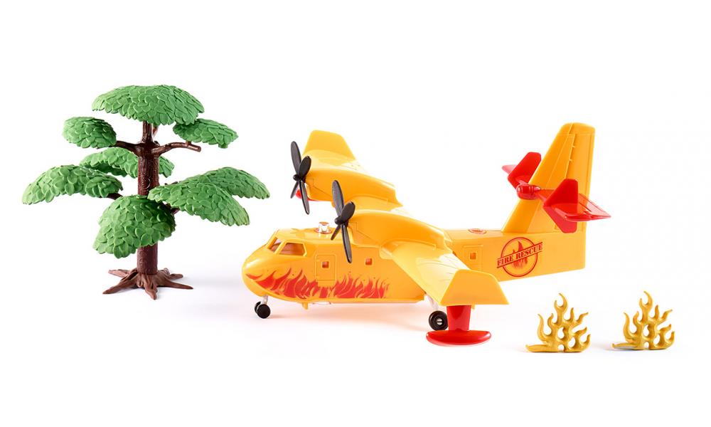 Avion anti-incendie jaune et rouge - Bombardier d’eau - Siku - 3 ans et plus - Avion posée avec arbres et arbustes autour
