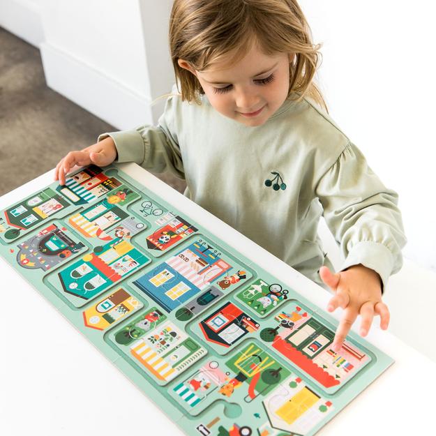 Autour de la ville - Follow and spot puzzle - Petit collage - 2 ans et plus - Petite fille jouant avec le plateau de jeu