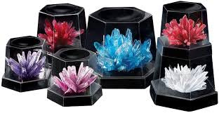 Croissance des cristaux - Kit d'expérience - Playwell - 4M - 1 grand (2 "x 1,5"), 2 moyens (1,25 "x 1") et 4 petits cristaux (1 "x 0,75") de 4 couleurs différentes (rouge, bleu, violet et blanc). - 10 ans et plus -  6 boîtes avec les cristaux