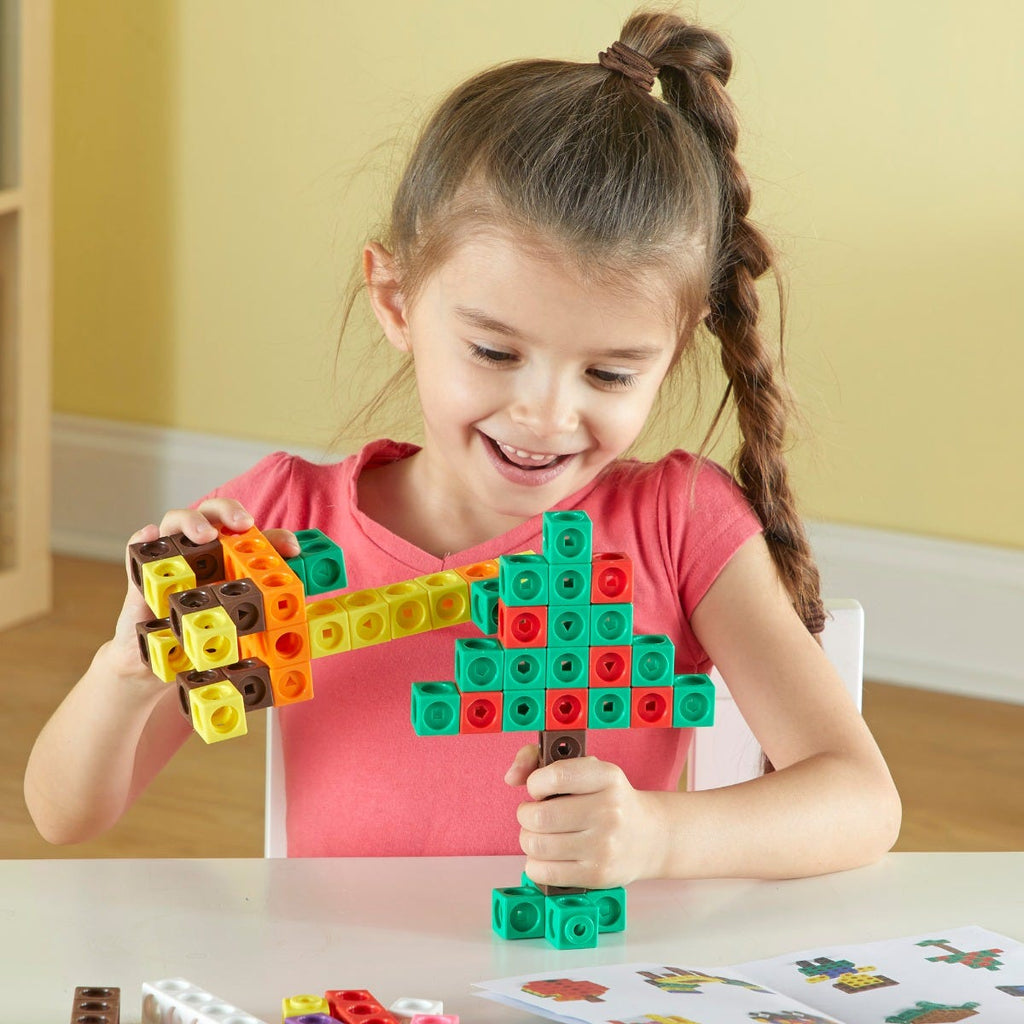 Cubes MathLink - Big Builders - 200 pièces - Learning Resources - STEM - 5 ans et plus - Chef d'oeuvre Arbre et Girafe tenus par une fille