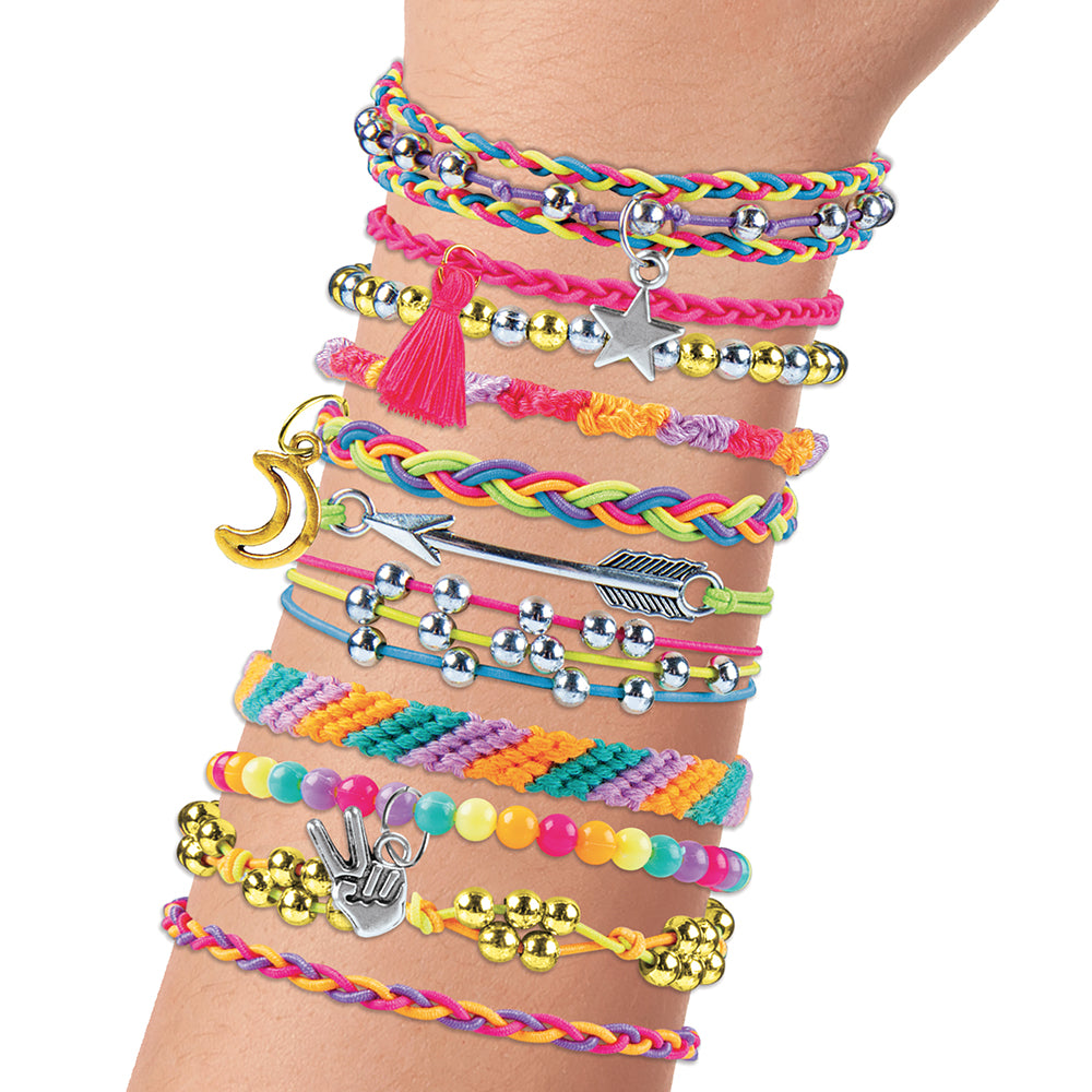 Sooo Many Bracelets - Bracelets de l'amitié - Fashion Angels - 8 ans et plus - Permet la conception de 35 bracelets: des bracelets élastiques et des bracelets d'amitié en soie - Exemples de bracelets