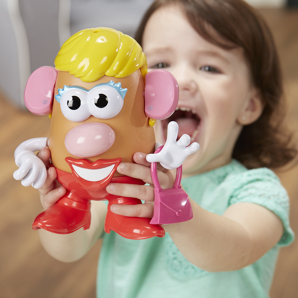 Madame Patate - Hasbro - Figurine patate avec accessoires - Fille jouant avec Madame Patate